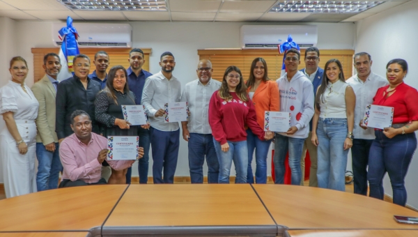 Director Promipyme y ministro Juventud  reconocen  ganadores  de “Emprendelab-2024”
